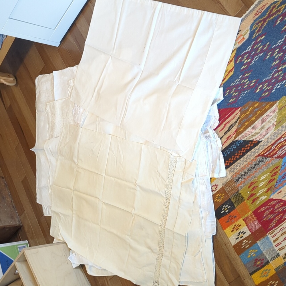 Lot Of 27 White Table Linens And Other White Fabrics - Picture 10 of 12